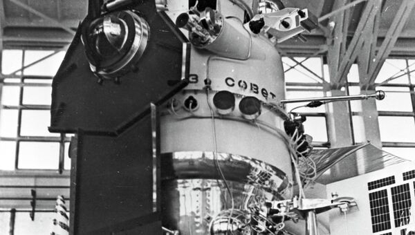 Межпланетная автоматическая станция Венера-7 в монтажно-испытательном корпусе. Репродукция фотографии.