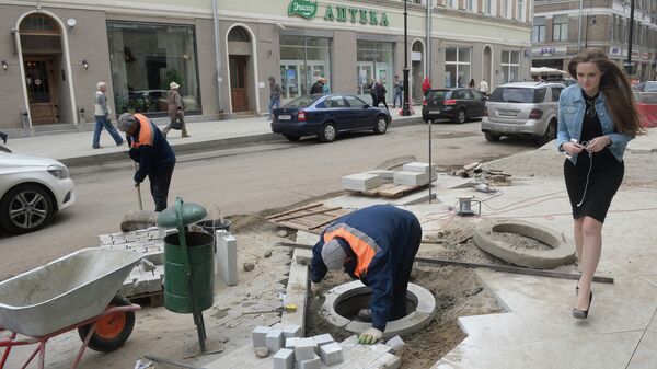 Рабочие занимаются благоустройством улиц в центре Москвы. Архивное фото
