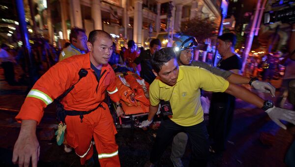 Транспортировка пострадавшего на месте взрыва в туристическом центре Бангкока