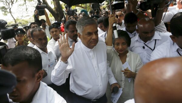 Премьер-министр Шри-Ланки Ранил Викремесинге на избирательном участке, 17 августа 2015