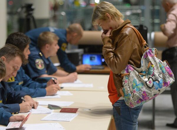 Граждане России, эвакуированные бортом МЧС России из Латакии, проходят регистрацию в московском аэропорту Домодедово
