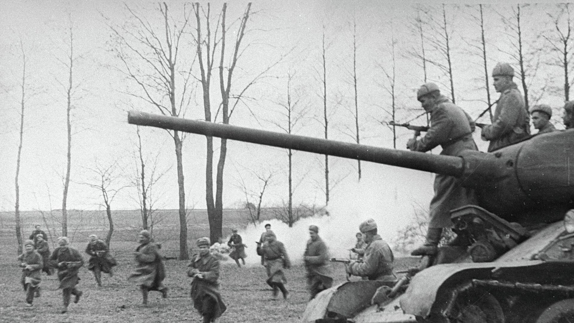 Советские танки и пехота атакуют позиции немцев. - РИА Новости, 1920, 11.09.2021