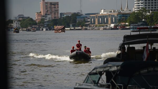 Оперативные службы работают на месте взрыва около пристани на реке Чаупхрая в Бангкоке