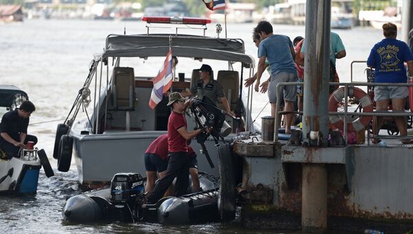 Оперативные службы работают на месте взрыва около пристани на реке Чаупхрая в Бангкоке