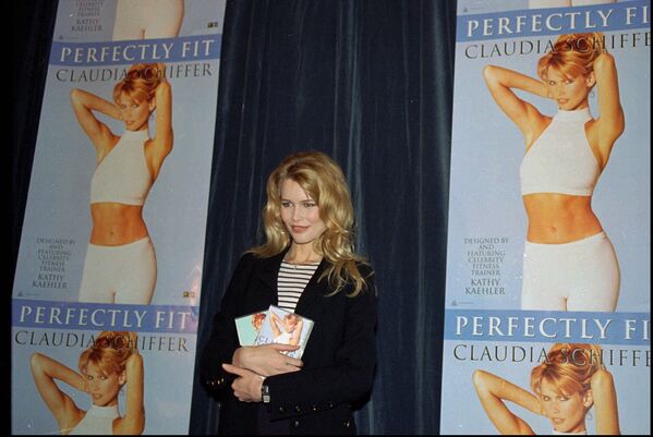 Супермодель Клаудия Шиффер на презентации своего фитнес видео, 1996 год