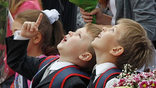 Школьники 1 сентября. 2011 год. Архивное фото