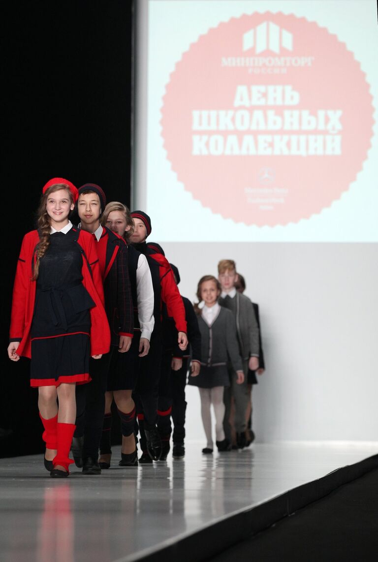 Показ коллекции школьной формы для средних классов во время Mercedes-Benz Fashion Week Russia в Манеже