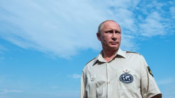 Президент России Владимир Путин после погружения на батискафе к затонувшему древнему судну
