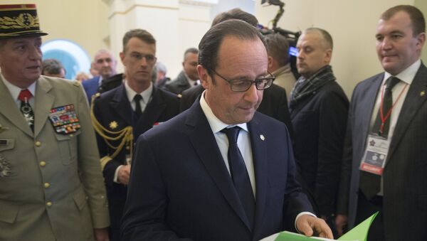 Президент Франции Франсуа Олланд (в центре)