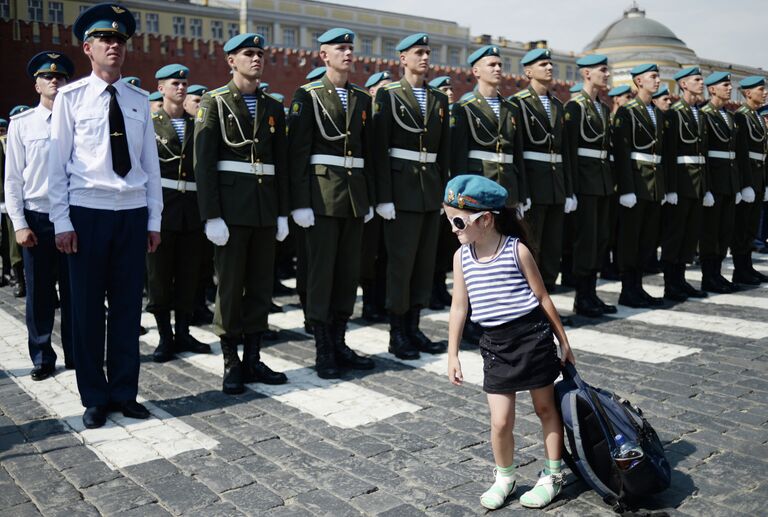 Праздник День ВДВ на улице Ильинке