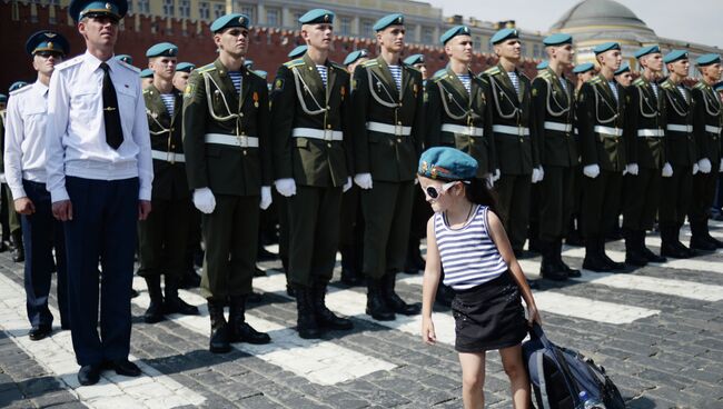 Праздник День ВДВ на улице Ильинке