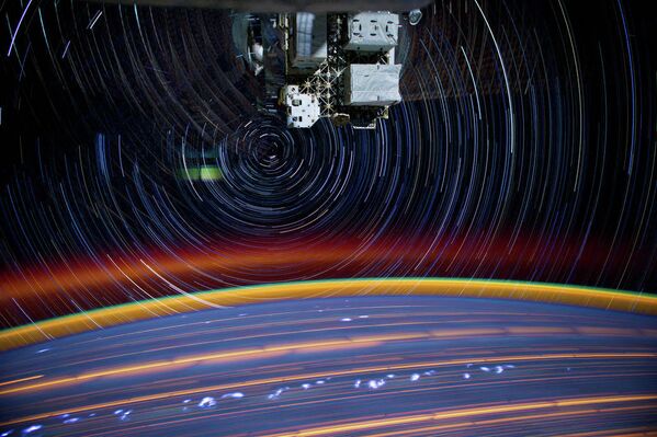 Снимок Земли с борта МКС, сделаный с длительной выдержкой