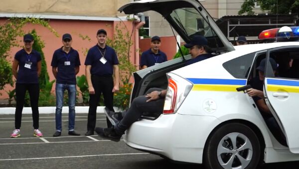 Саакашвили с трудом влез в багажник патрульной машины на учениях в Одессе