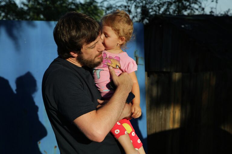 Доброволец Сергей Логвин из группы Помощь людям Донбасса с подопечной девочкой