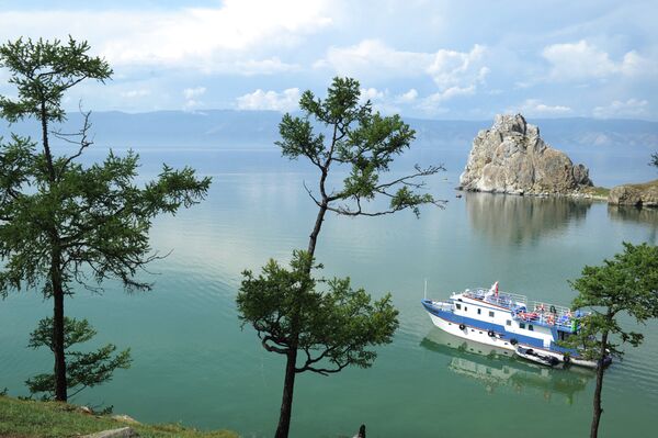 Судно плывет по озеру Байкал возле острова Ольхон