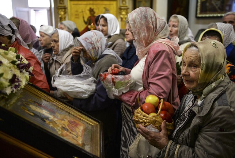 Освящение яблок в церкви Иоанна Предтечи в Екатеринбурге в праздник Преображения Господня (Яблочный Спас