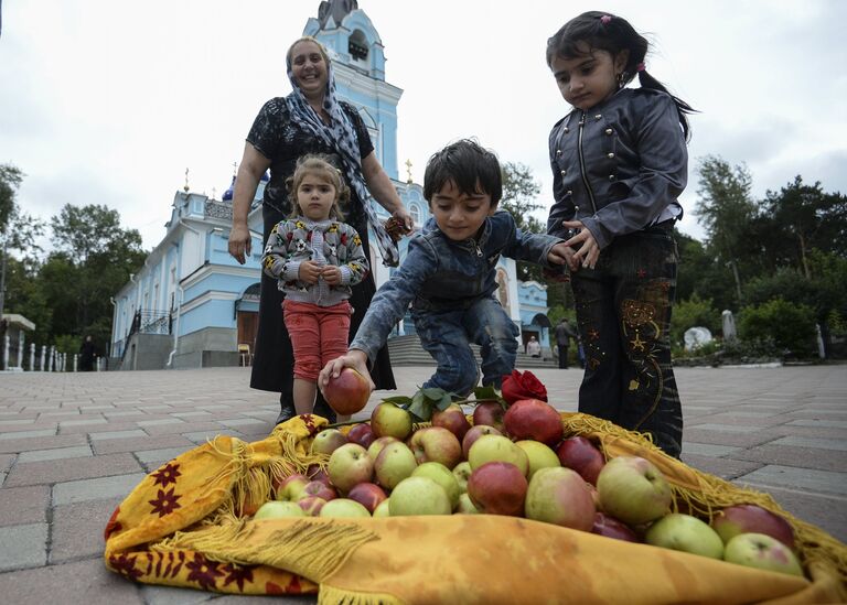 Местные жители раздают освященные яблоки у церкви Иоанна Предтечи в Екатеринбурге в праздник Преображения Господня (Яблочный Спас)