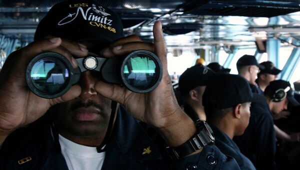 Матрос ВМФ США смотрит в бинокль