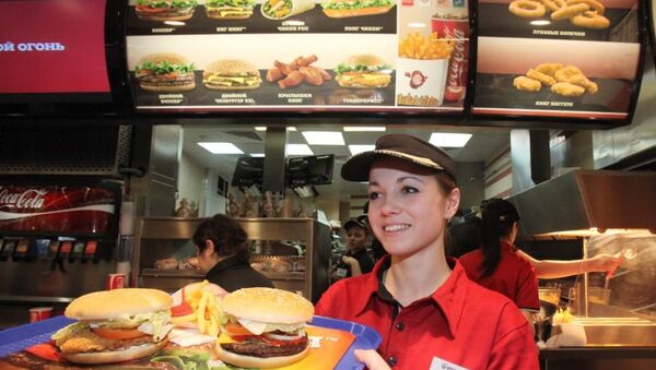 Работник ресторана Burger King, который открылся в торговом центре Европейский. Архивное фото