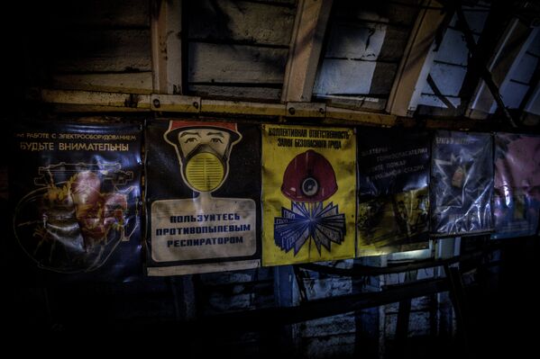 Предупредительные плакаты на шахте Глубокая в Шахтерске