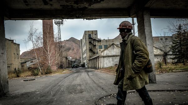 Шахтер после смены на шахте имени Челюскинцев в Донецке. Архивное фото