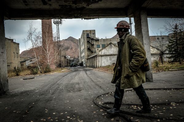 Шахтер после смены на шахте имени Челюскинцев в Донецке