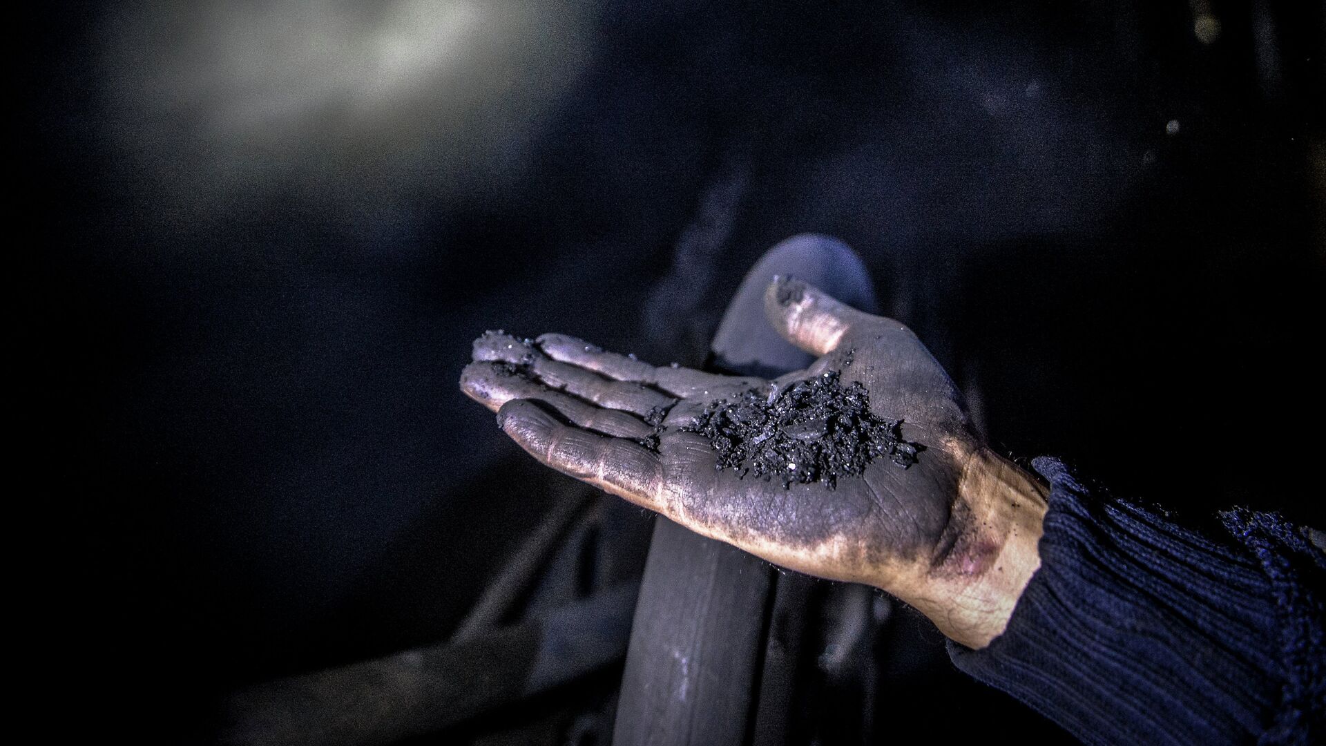 Шахтер показывает уголь на шахте Глубокая в Шахтерске - РИА Новости, 1920, 25.05.2022