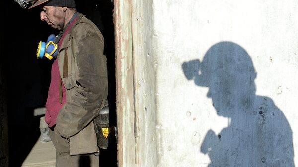 Рабочий на шахте Холодная Балка в Донецкой области. Архивное фото