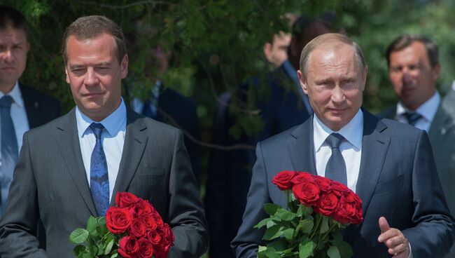 Владимир Путин и Дмитрий Медведев возлагают цветы к вечному огню Доблести и славы поколений на площади перед оборонительной башней мемориального комплекса Малахов курган