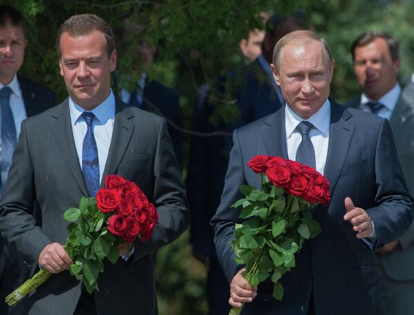 Владимир Путин и Дмитрий Медведев возлагают цветы к вечному огню Доблести и славы поколений на площади перед оборонительной башней мемориального комплекса Малахов курган