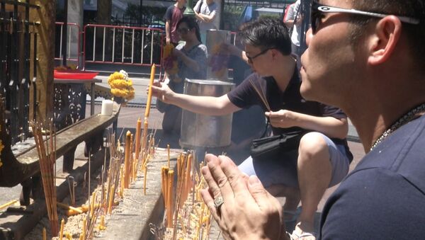 Свечи, благовония и молитвы: в Бангкоке почтили память погибших в теракте