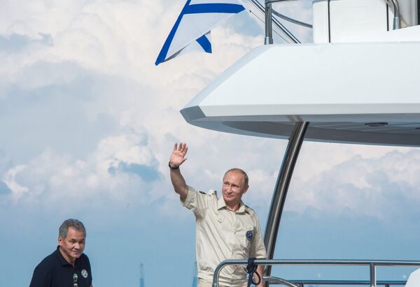 Президент России Владимир Путин (справа) после своего участия в подводной экспедиции на дно Черного моря у берегов Севастополя