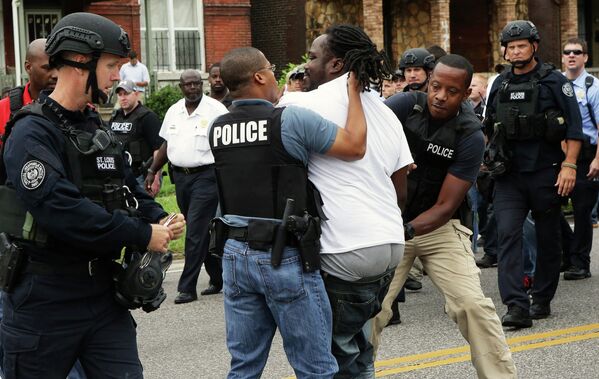 Задержание протестующих в американском городе Сент-Луис, штат Миссури