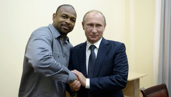 Президент России Владимир Путин во время встречи в Севастополе с известным американским боксером Роем Джонсом-младшим