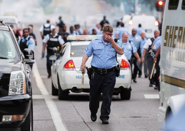 Полицейские на улице Сент-Луиса после инцидента, в ходе которого был застрелен афроамериканец