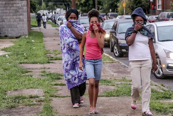 Местные жители на улице Сент-Луиса после инцидента, в ходе которого был застрелен афроамериканец