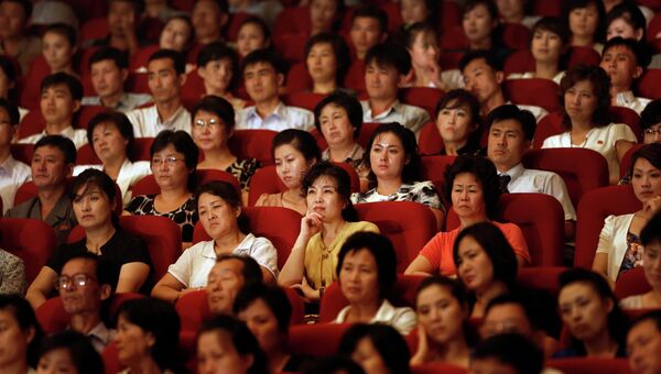 Зрители на концерте словенской группы Лайбах в Северной Корее