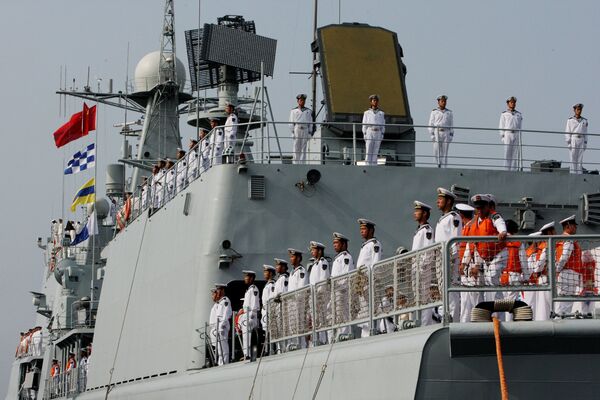 Военные моряки эсминца Шеньян, прибывшего в составе отряда из семи кораблей ВМС Китая для участия во втором этапе учений Морское взаимодействие - 2015