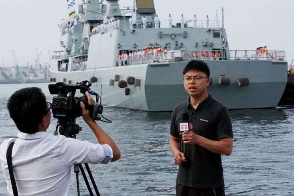 Китайские журналисты во время швартовки эсминца Шеньян, прибывшего во Владивосток в составе отряда из семи кораблей ВМС Китая для участия во втором этапе учений Морское взаимодействие - 2015