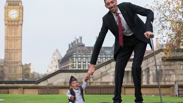 Самый низкий человек в мире Чандра Бахадур Данги и самый высокий человек в мире Султан Косен в Лондоне. Архивное фото