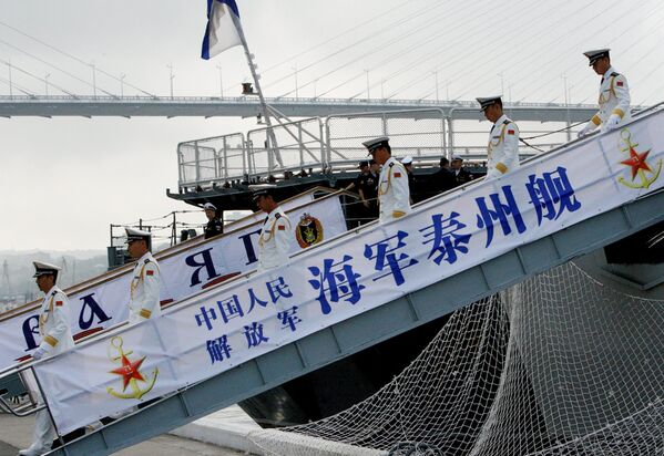Военные моряки эсминца Тайчжоу, прибывшего в составе отряда из семи кораблей ВМС Китая для участия во втором этапе учений Морское взаимодействие - 2015