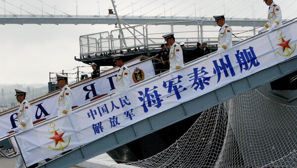 Военные моряки эсминца Тайчжоу, прибывшего в составе отряда из семи кораблей ВМС Китая для участия во втором этапе учений Морское взаимодействие - 2015