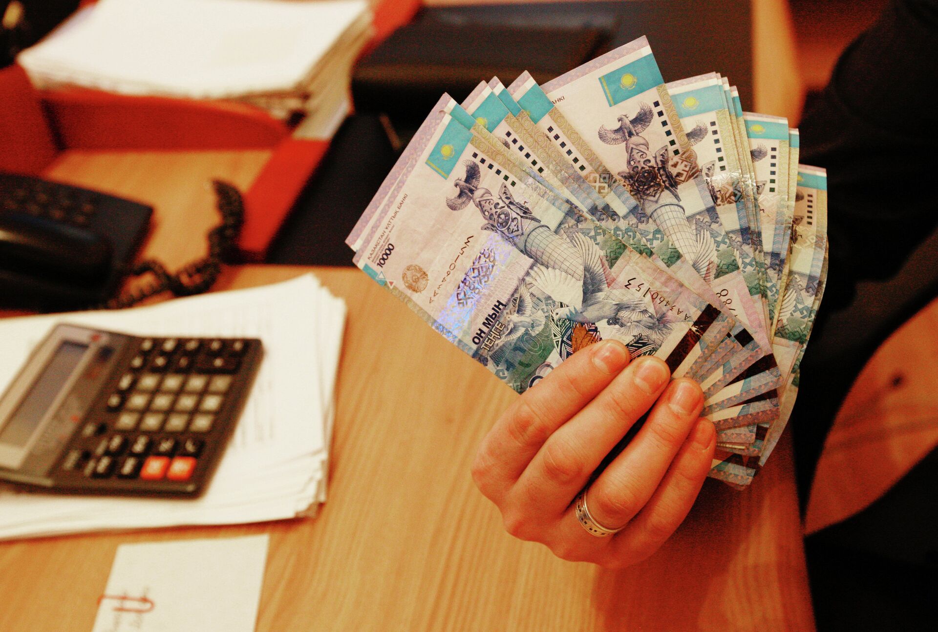Тенге - национальная валюта Казахстана в одном из обменных пунктов в Алма-Ате - РИА Новости, 1920, 16.05.2022