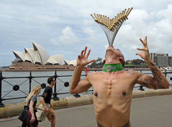 Мировой рекордсмен по глотанию клинков австралиец Чейн Халтгрен