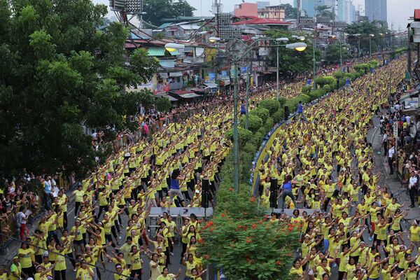 Попытка побить мировой рекорд Гиннеса по количеству танцующих зумбу на Филиппинах