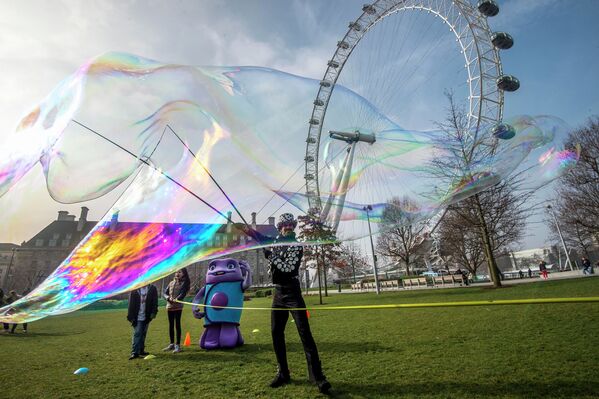 Мировой рекордсмен по надуванию гигантских мыльных пузырей Сэм Хит в Лондоне
