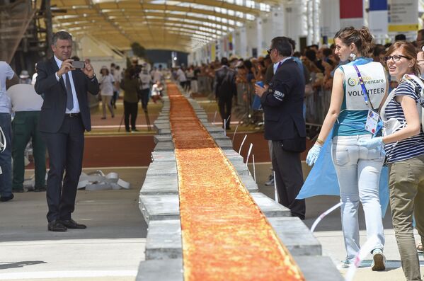 Самая длинная в мире пицца приготовлена на выставке Милан Экспо