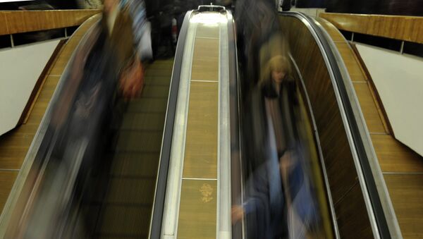 Пассажиры едут на эскалаторе на станции метро . Архивное фото