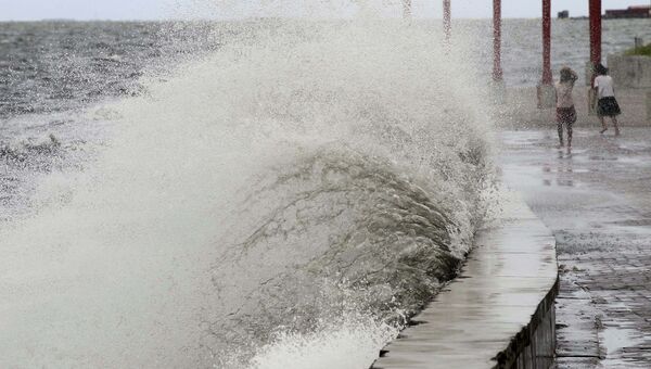 Большие волны от тайфуна Гони в Маниле