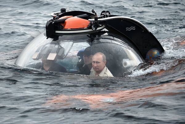 Президент России Владимир Путин совершает погружение на батискафе к затонувшему древнему судну